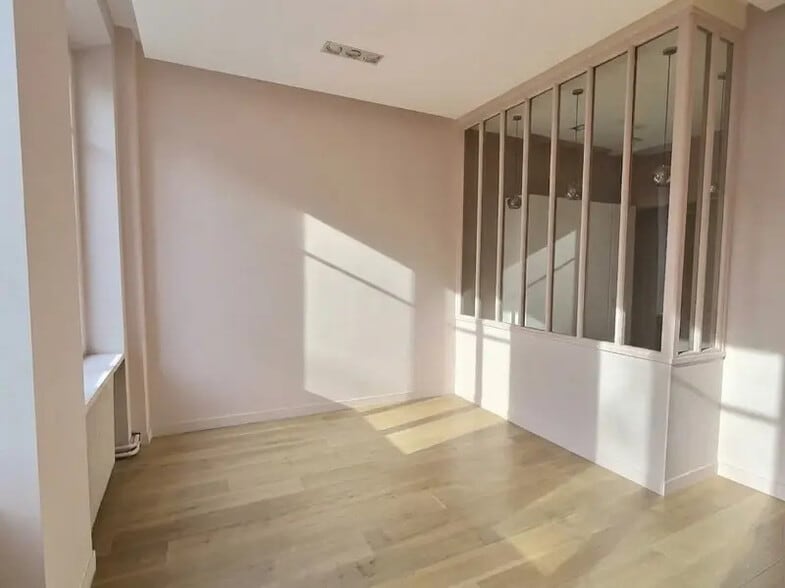 Office in Paris for lease - Interior Photo - Image 2 of 7