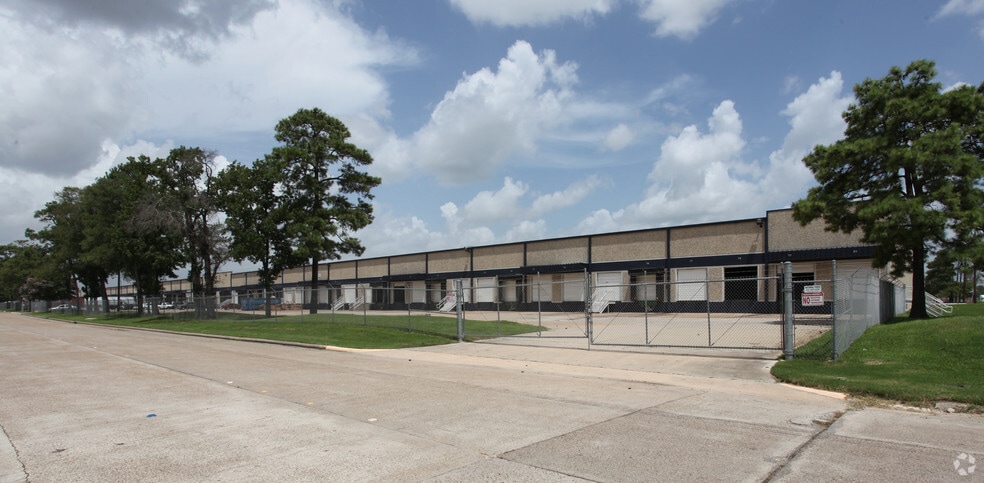 9033-9055 Spikewood Dr, Houston, TX for lease - Building Photo - Image 3 of 6
