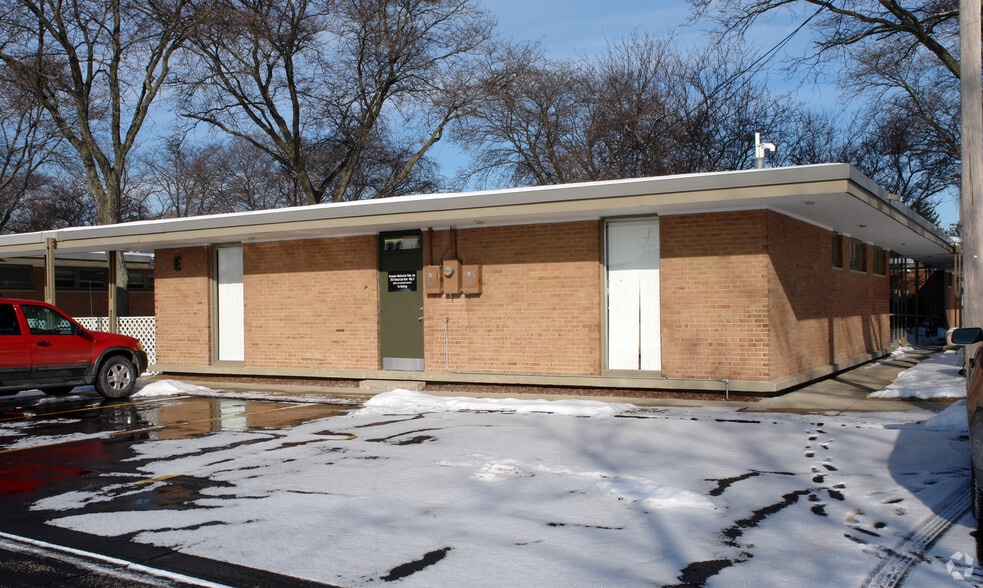 23023 Orchard Lake Rd, Farmington Hills, MI for lease - Building Photo - Image 2 of 6