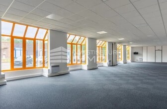 Flex in Croissy-Beaubourg for lease Interior Photo- Image 2 of 2