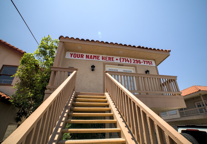 300 N Tustin Ave, Santa Ana, CA à louer - Photo du bâtiment - Image 2 de 13