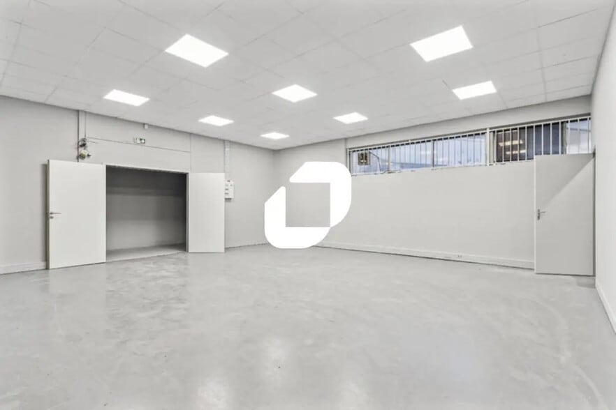 Flex in Noisy-le-Grand for lease - Interior Photo - Image 3 of 14