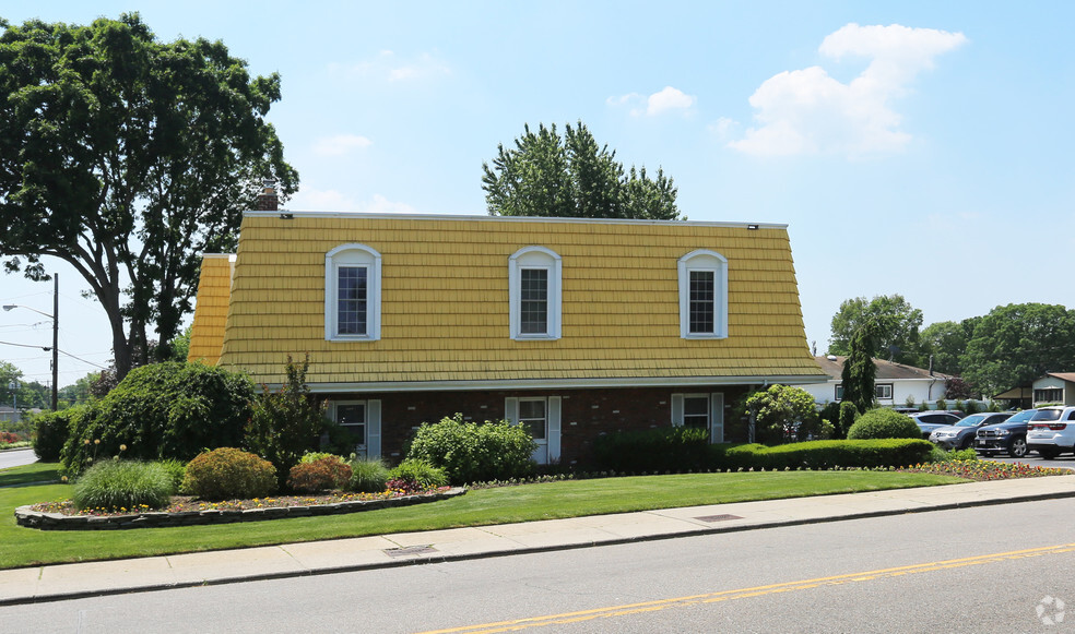 2100 Deer Park Ave, Deer Park, NY for lease - Primary Photo - Image 1 of 7