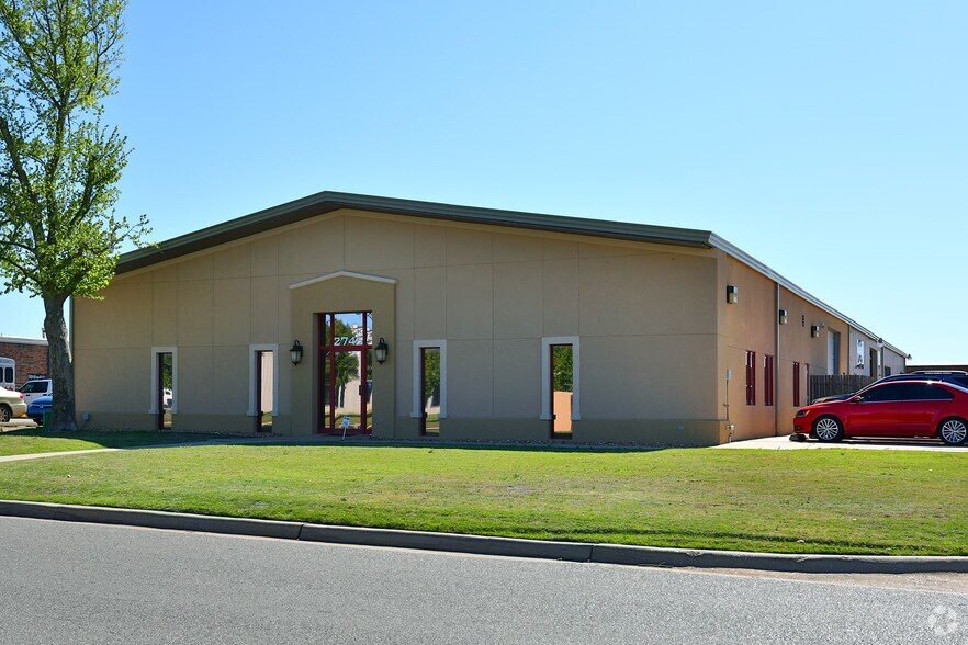 2745 Broce Dr, Norman, OK à louer - Photo du bâtiment - Image 3 de 3