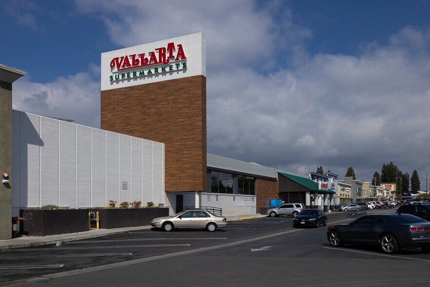 9081 Woodman Ave, Arleta, CA à louer - Photo du bâtiment - Image 2 de 6