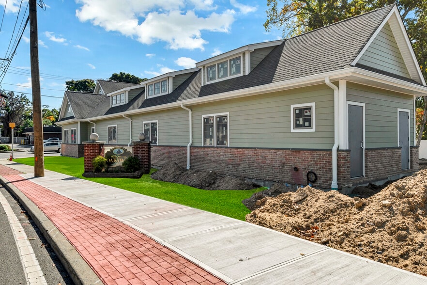 8 Idle Hour Blvd, Oakdale, NY for sale - Building Photo - Image 2 of 5