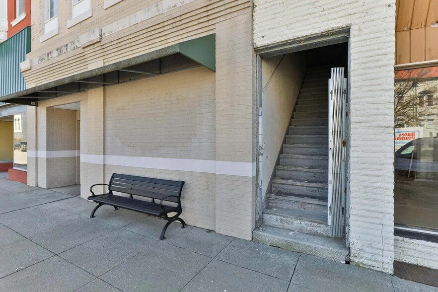 105 W Cherry St, Nevada, MO for sale - Building Photo - Image 3 of 8