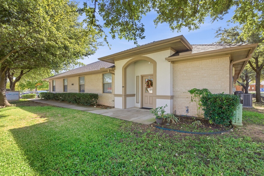 901 W Wall St, Grapevine, TX for lease - Building Photo - Image 1 of 17