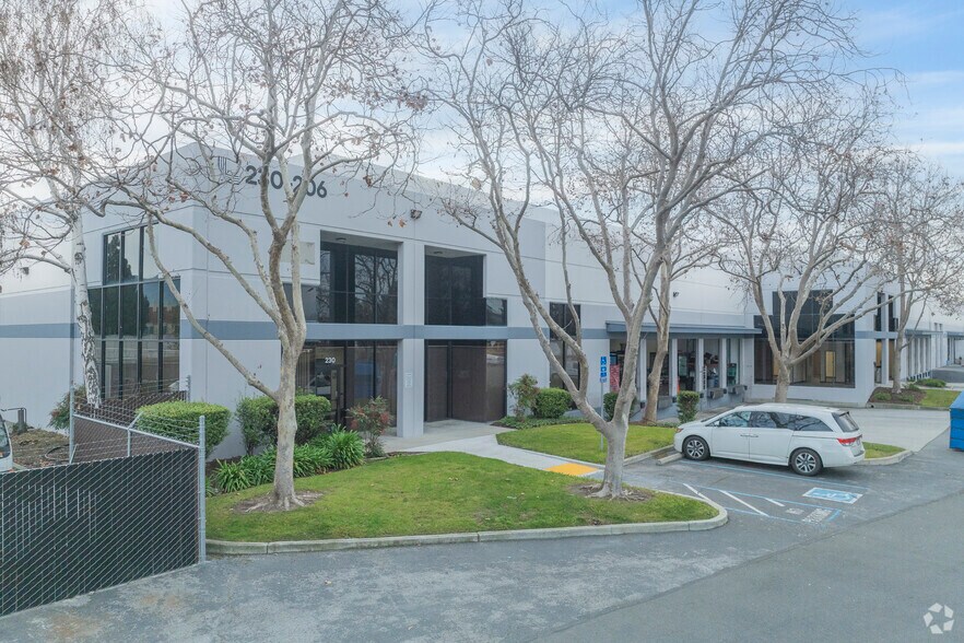 200-230 Railroad Ave, Milpitas, CA à louer - Photo du bâtiment - Image 1 de 28