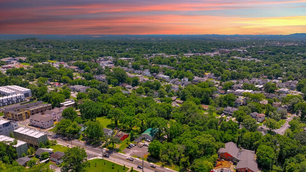 1012 E Trinity Ln, Nashville, TN à vendre - Photo du bâtiment - Image 2 de 16