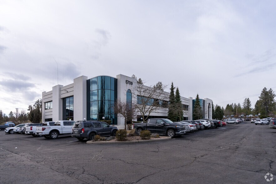 5709 W Sunset Hwy, Spokane, WA à louer - Photo du bâtiment - Image 2 de 6