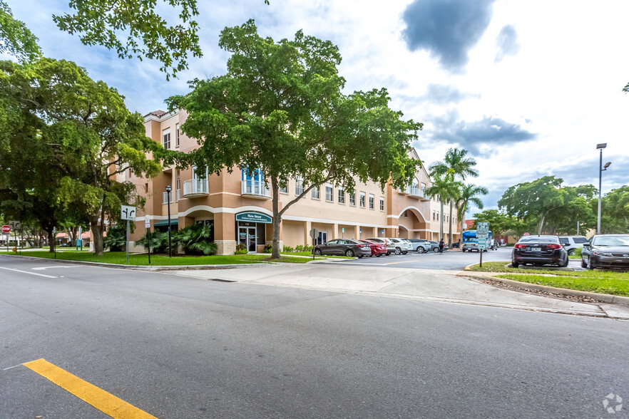 15600 NW 67th Ave, Miami Lakes, FL à louer - Photo du bâtiment - Image 3 de 8