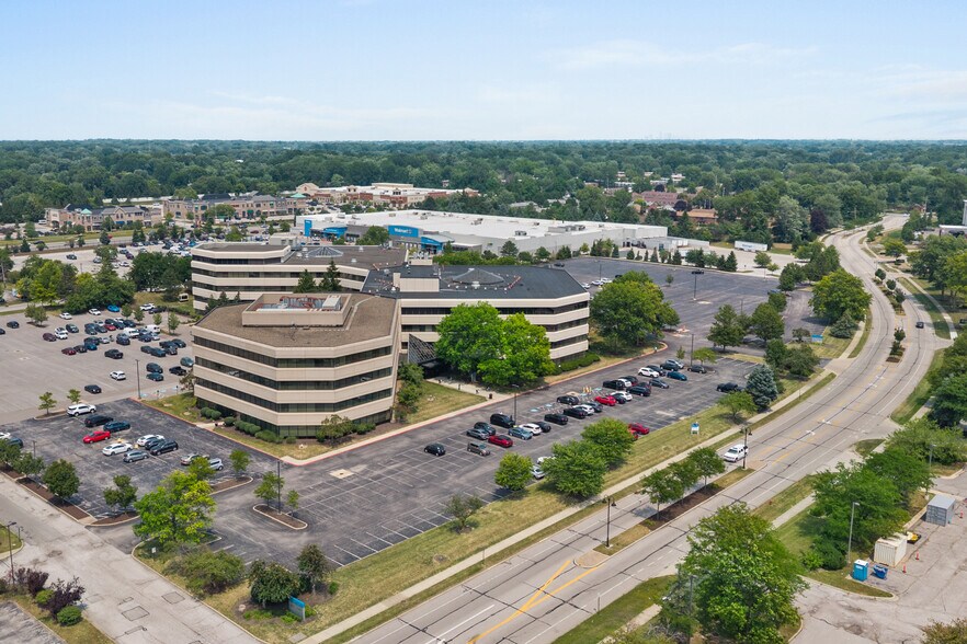 24950-25000 Country Club Blvd, North Olmsted, OH à louer - Photo du bâtiment - Image 2 de 24