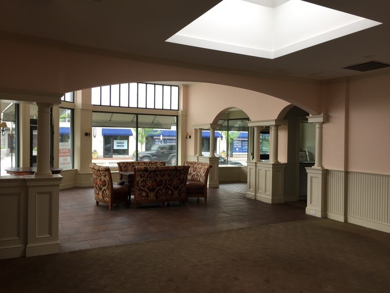 579 Washington St, Wellesley, MA for lease - Building Photo - Image 3 of 8