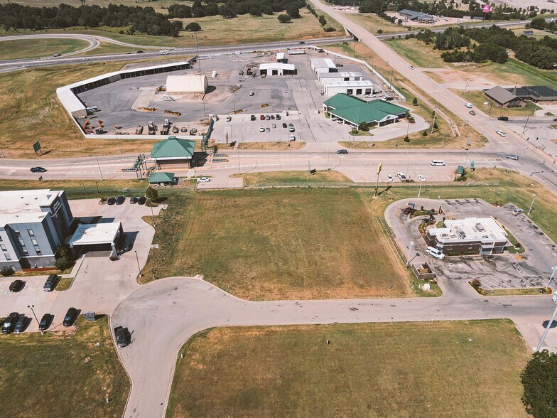 Ada Webb Drive, Stroud, OK à vendre - Photo du bâtiment - Image 3 de 17