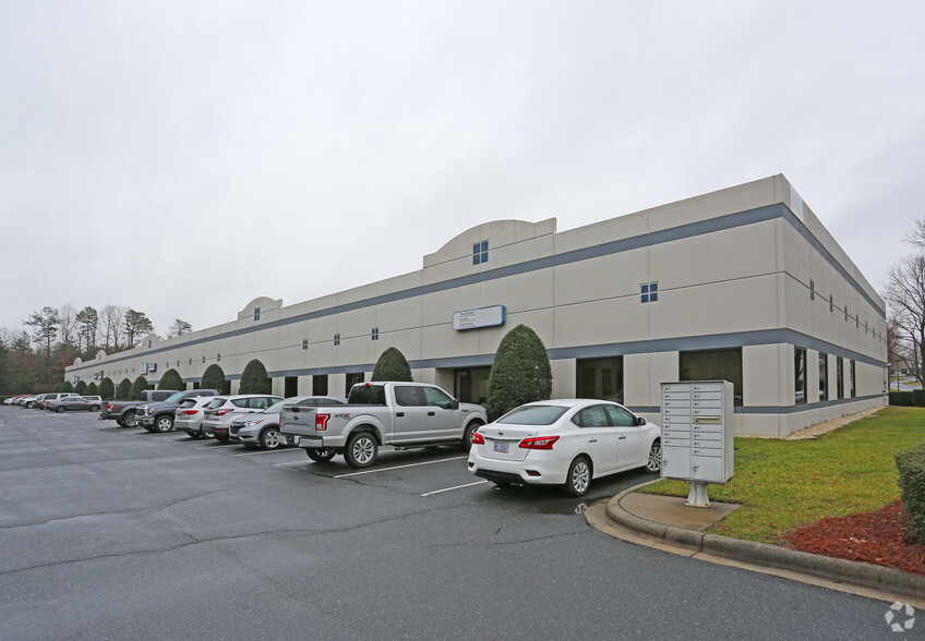 3400 International Airport Dr, Charlotte, NC for lease - Building Photo - Image 1 of 8