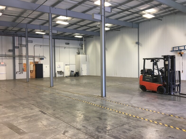 Arrowhead Drive Buildings 1 & 2 portfolio of 2 properties for sale on LoopNet.ca - Building Photo - Image 2 of 8