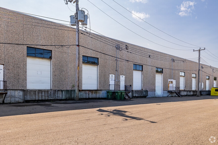 9681-9725 Rue Clément, Montréal, QC à vendre - Photo du bâtiment - Image 3 de 6