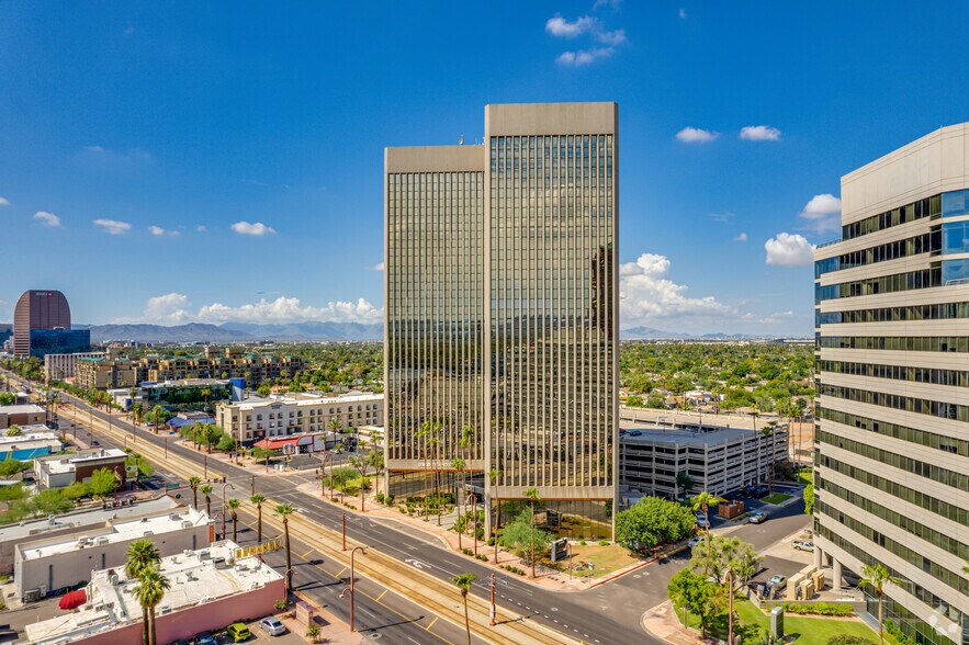 2600 N Central Ave, Phoenix, AZ à louer - Photo du bâtiment - Image 2 de 13
