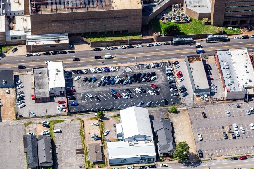 212 Poplar Ave, Memphis, TN à vendre - Photo du bâtiment - Image 3 de 6