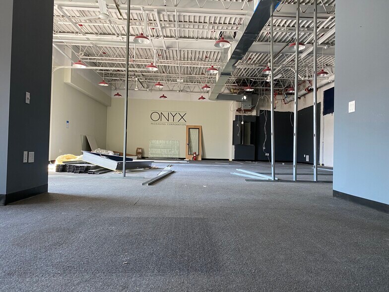 150 Eileen Way, Syosset, NY à louer - Photo du bâtiment - Image 3 de 7