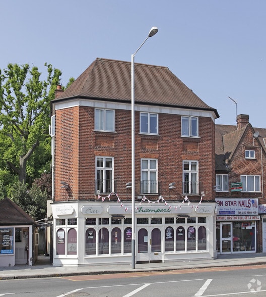 184 Field End Rd, Pinner for sale - Primary Photo - Image 1 of 16