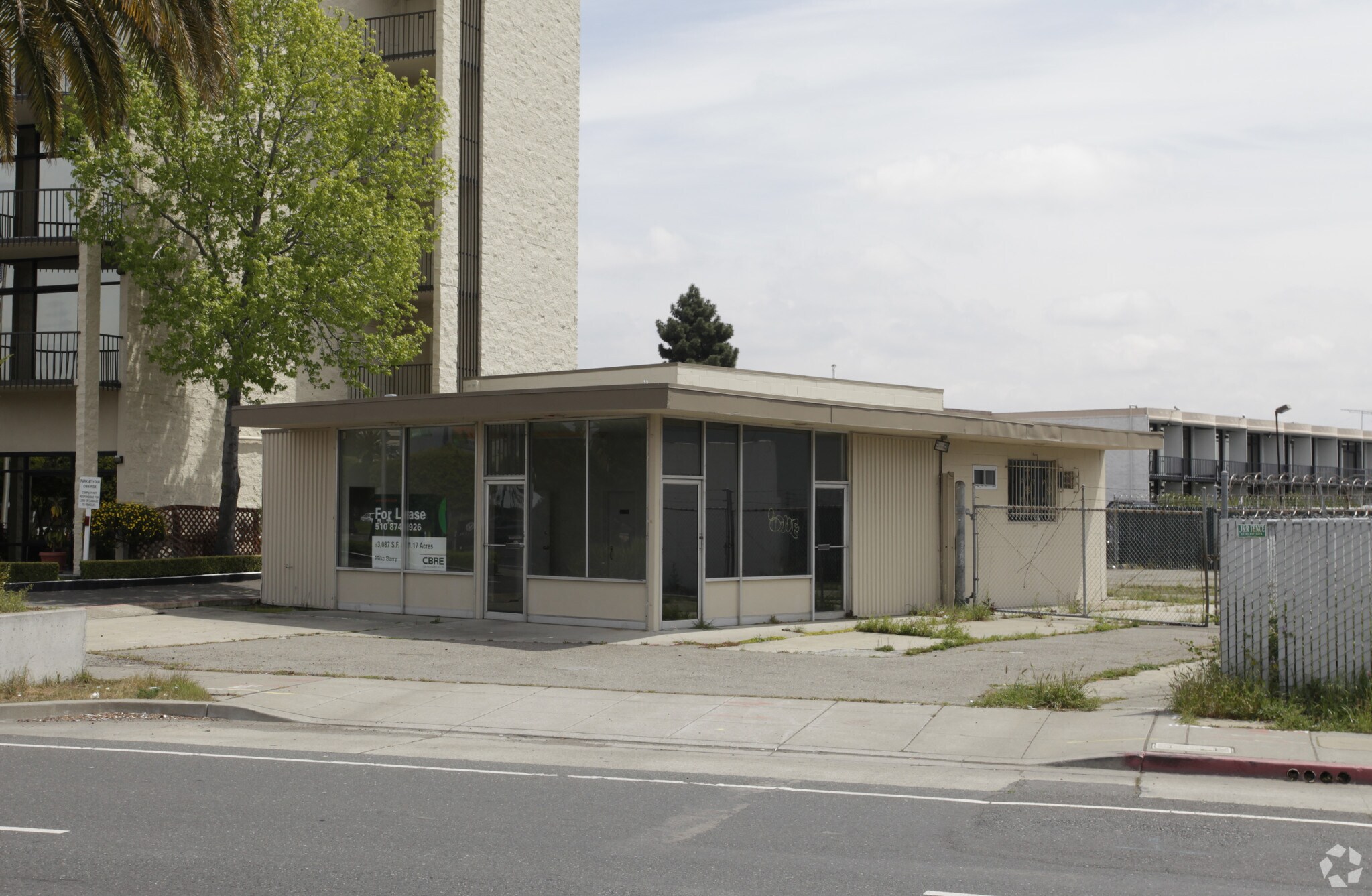 110 Hegenberger Rd, Oakland, CA à louer Photo principale- Image 1 de 6