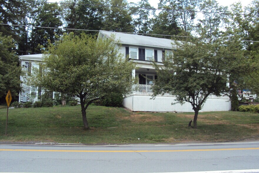 379 S Main St, Montrose, PA à vendre - Photo du bâtiment - Image 2 de 16