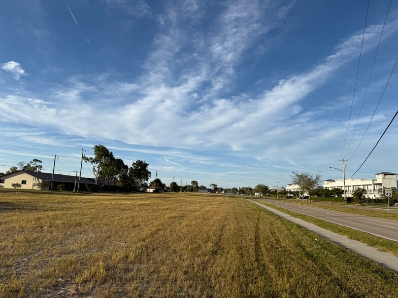 924 Skyline Blvd, Cape Coral, FL à vendre - Photo principale - Image 2 de 2