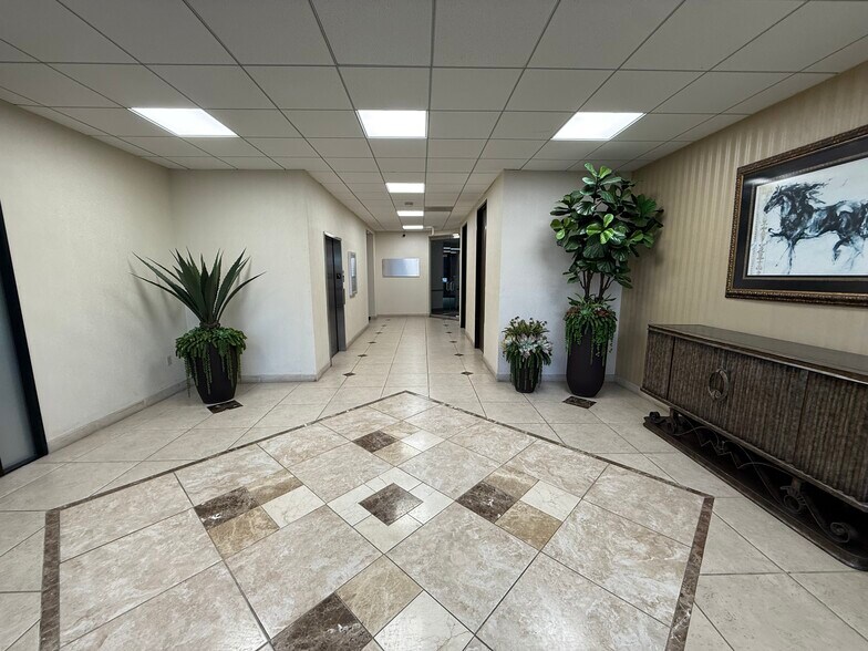 19855 Southwest Fwy, Sugar Land, TX à louer - Hall d’entrée - Image 3 de 12