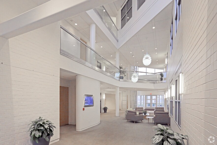 475 Kilvert St, Warwick, RI à louer - Photo du bâtiment - Image 3 de 9