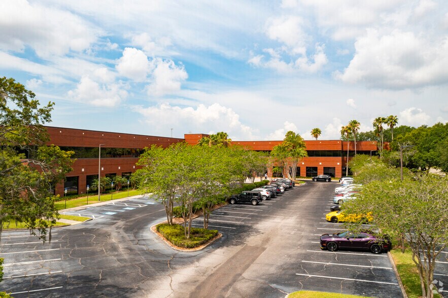 3611 Queen Palm Dr, Tampa, FL à louer - Photo du bâtiment - Image 2 de 8