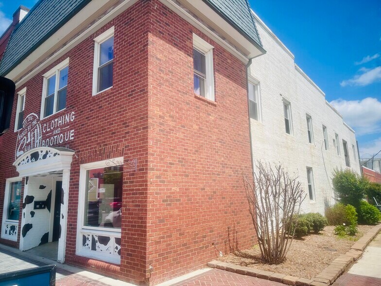 103 N College Ave, Newton, NC à louer - Photo principale - Image 1 de 40