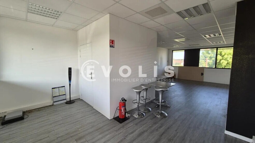 Office in Chanteloup-en-Brie for lease - Interior Photo - Image 2 of 4