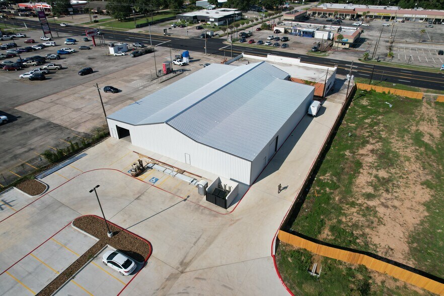 2004 N Frazier St, Conroe, TX à louer - Photo du bâtiment - Image 3 de 3