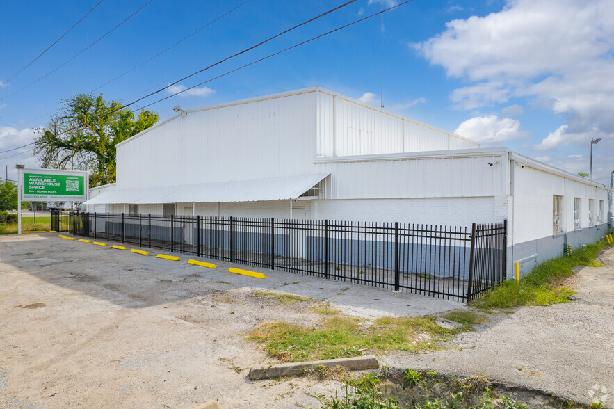 5025 Jensen Dr, Houston, TX for lease - Building Photo - Image 3 of 18