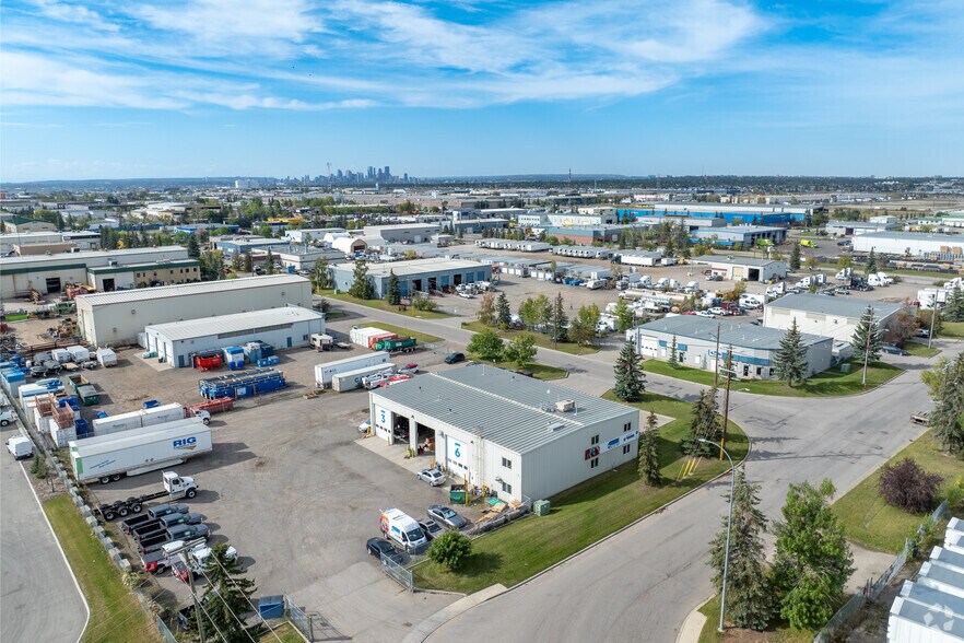 5565 56th Ave SE, Calgary, AB à vendre - Aérien - Image 2 de 2