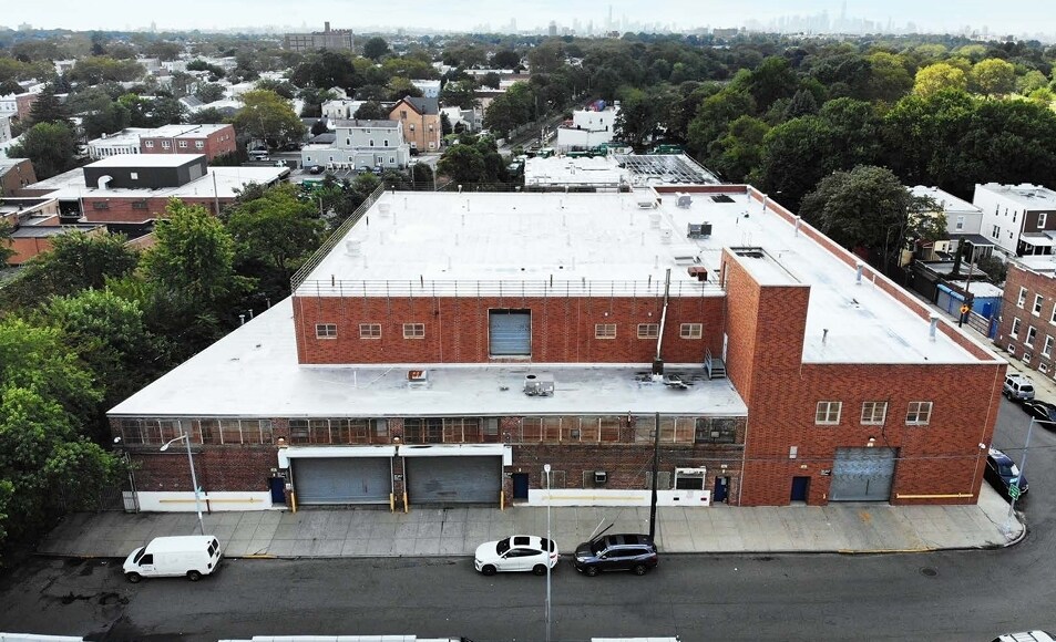 70-10 74th St, Middle Village, NY à vendre - Photo du bâtiment - Image 2 de 12