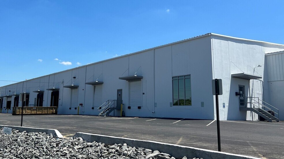 421 McNally Dr, Nashville, TN for lease - Building Photo - Image 2 of 5