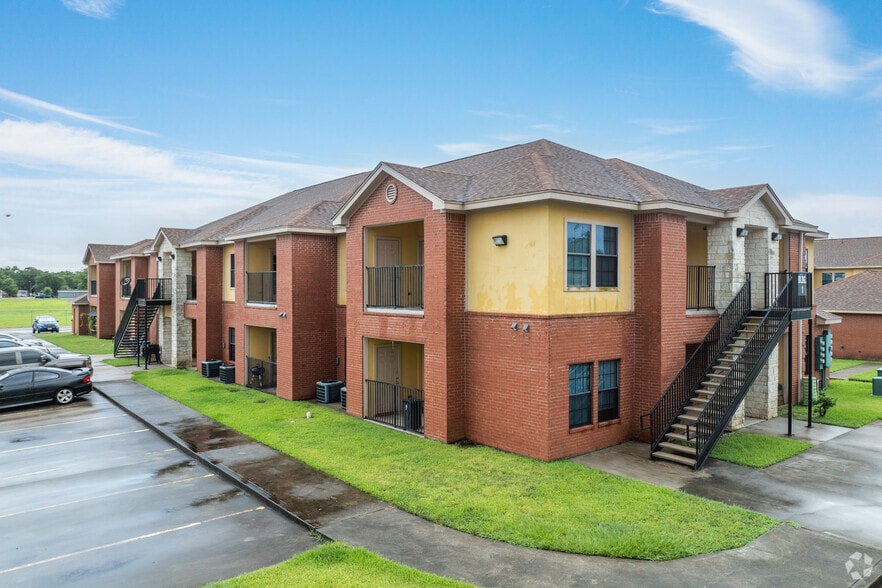 107 Oak Park Dr, Clute, TX for sale - Building Photo - Image 2 of 11