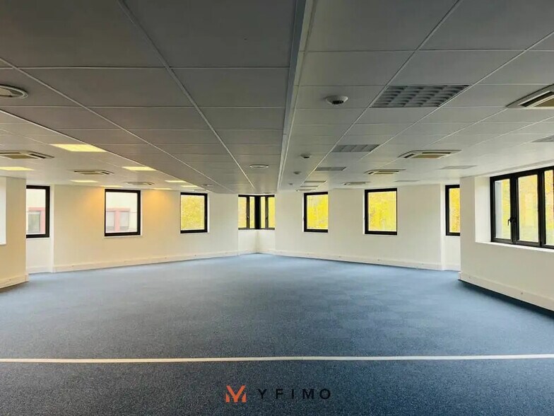 Office in Montigny-le-Bretonneux for lease - Interior Photo - Image 2 of 4