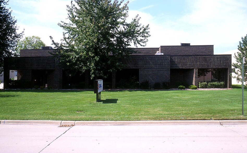 31701 Research Park Dr, Madison Heights, MI à louer - Photo du bâtiment - Image 3 de 9