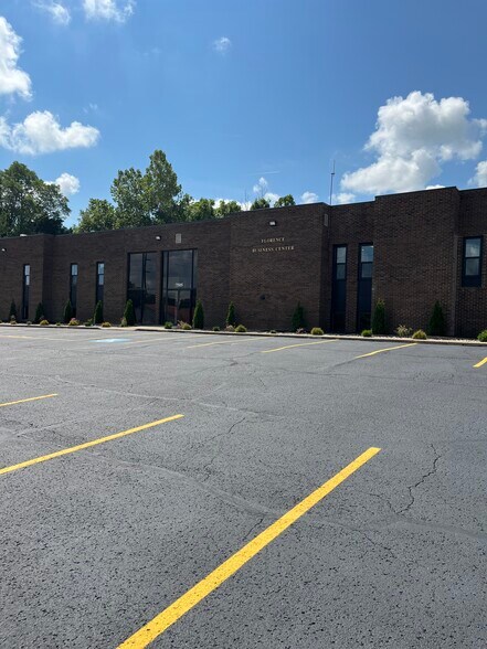 7505 Sussex Dr, Florence, KY à louer - Photo du bâtiment - Image 3 de 28