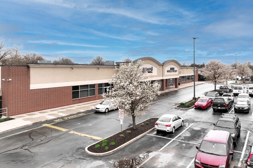 6935 Lake Plaza Dr, Indianapolis, IN à vendre - Photo du bâtiment - Image 3 de 8