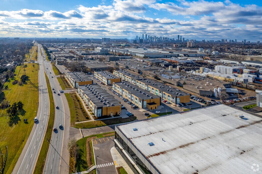 1225 Queensway E, Mississauga, ON à vendre - Aérien - Image 2 de 4