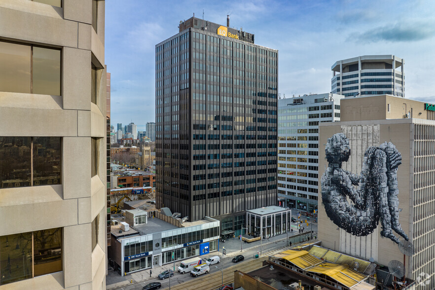 2 St Clair Ave W, Toronto, ON for lease - Primary Photo - Image 1 of 26