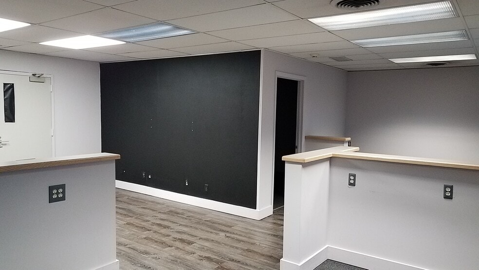 24225 W 9 Mile Rd, Southfield, MI à louer - Photo intérieure - Image 2 de 12