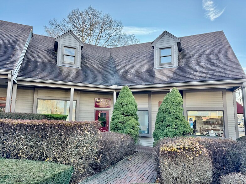 567-575 E Main Rd, Middletown, RI à louer - Photo du bâtiment - Image 2 de 15