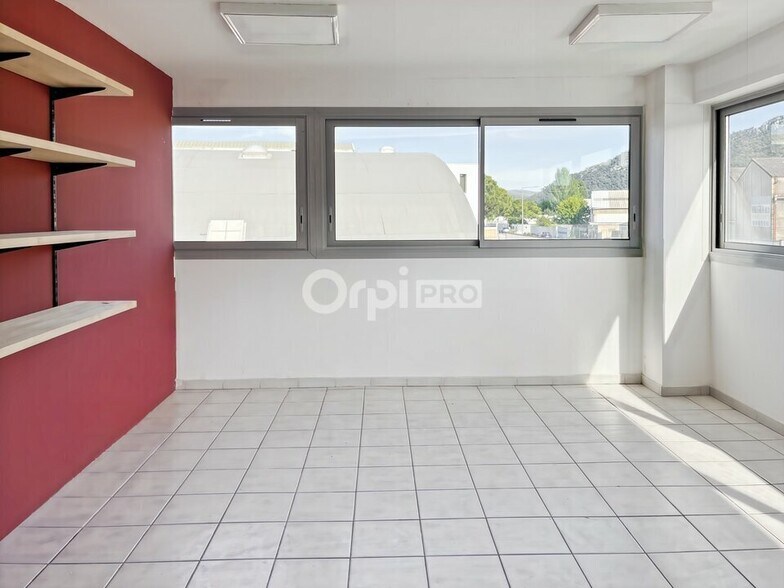 Office in Aubagne for lease - Interior Photo - Image 2 of 5