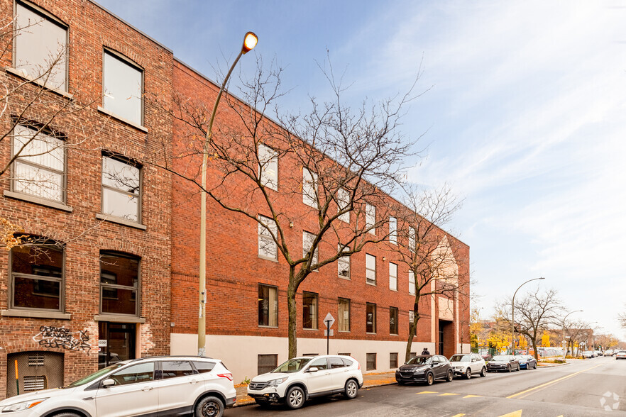 4220 Rue De Rouen, Montréal, QC à louer - Photo du bâtiment - Image 2 de 5